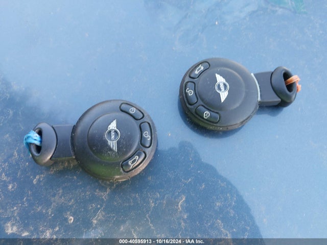 2010 MINI COOPER WMWMF3C57ATZ26384 Photo 10