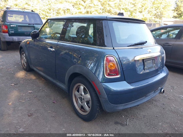2010 MINI COOPER WMWMF3C57ATZ26384 Photo 2