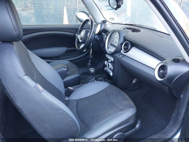 2010 MINI COOPER WMWMF3C57ATZ26384 Photo 4