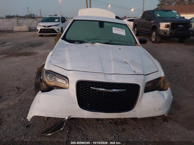 Chrysler 300 Touring 2018 2C3CCAAG1JH324565 Image 13
