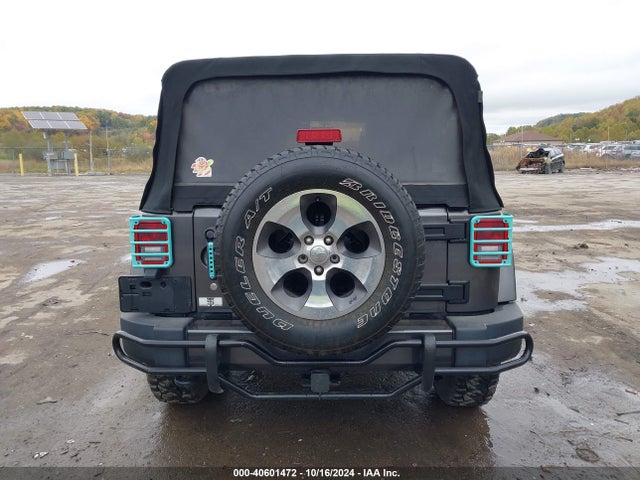 1C4BJWEG2HL552656 Jeep Wrangler Unlimited Sahara 4x4