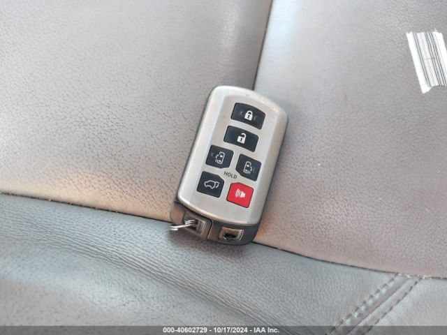 5TDYZ3DC1HS794501 Toyota Sienna Xle 8 Passenger