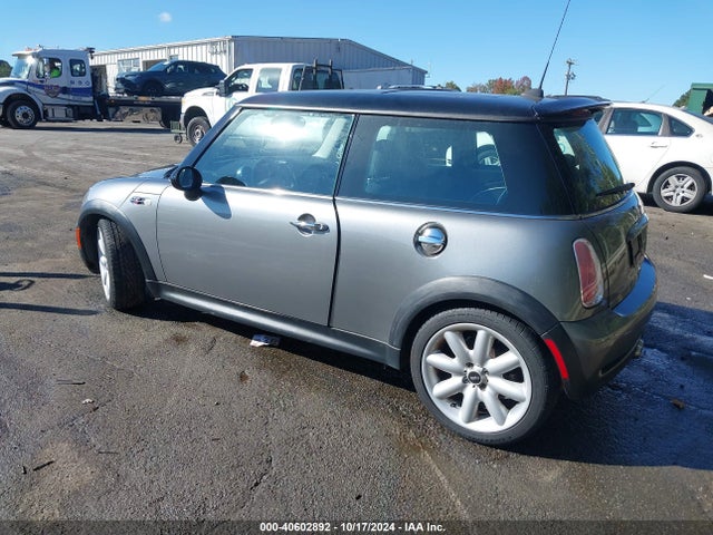 2005 MINI COOPER S WMWRE33445TD95511 Photo 2