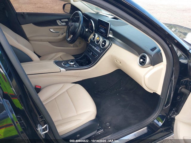 55SWF4JB6HU204765 Mercedes-Benz C 300 Luxury/sport