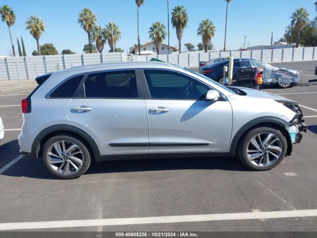 KNDCE3LC1H5075780 KIA Niro Touring
