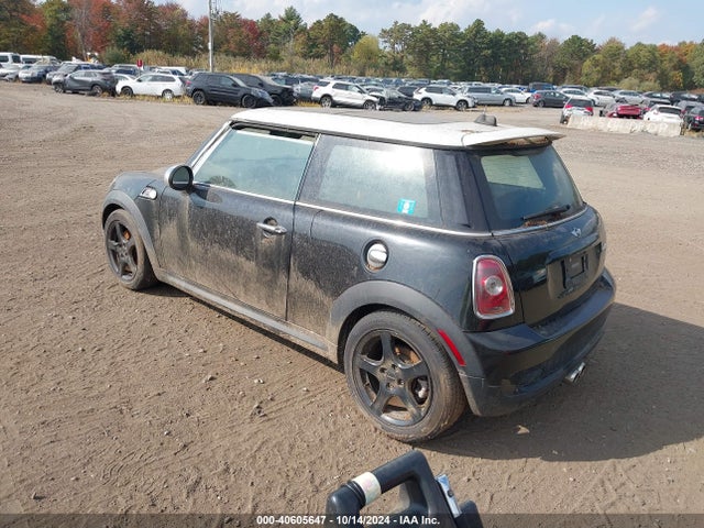 2010 MINI COOPER S WMWMF7C57ATX44742 Photo 2