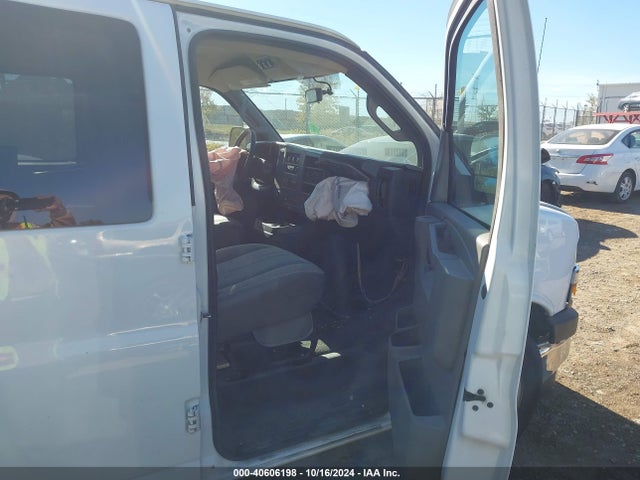 1GAWGFFGXJ1245308 Chevrolet Express 2500 Lt