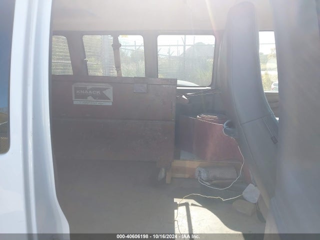 1GAWGFFGXJ1245308 Chevrolet Express 2500 Lt