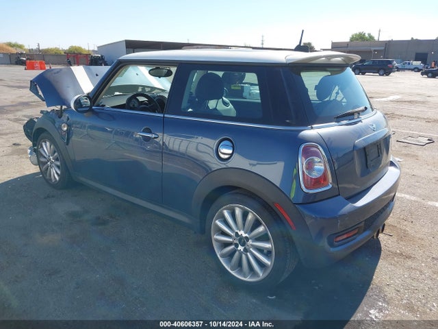 2011 MINI COOPER S WMWSV3C53BTY22471 Photo 2