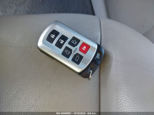 5TDYK3DC3FS544517 Toyota Sienna Xle 8 Passenger