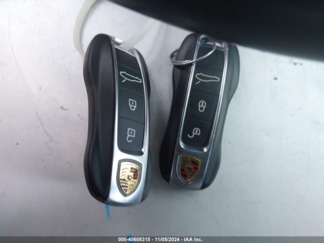 WP0AA2A72JL105065 Porsche PANAMERA 4