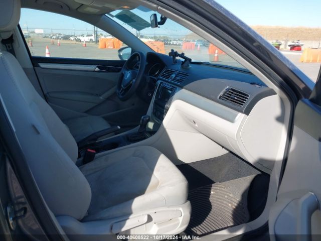 1VWAT7A35HC011841 Volkswagen Passat 1.8t S
