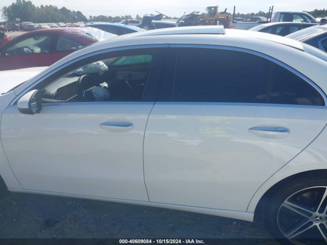 WDD3G4EB2KW029449 Mercedes-Benz A 220