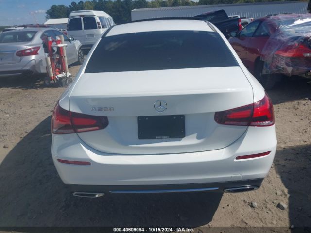 WDD3G4EB2KW029449 Mercedes-Benz A 220