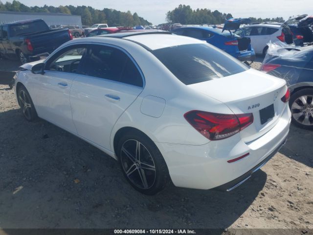 WDD3G4EB2KW029449 Mercedes-Benz A 220