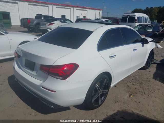 WDD3G4EB2KW029449 Mercedes-Benz A 220