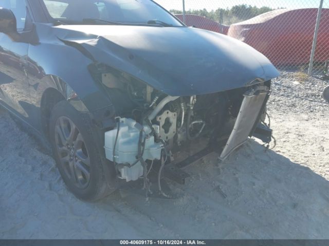 3MYDLBYV3KY500300 Toyota YARIS LE