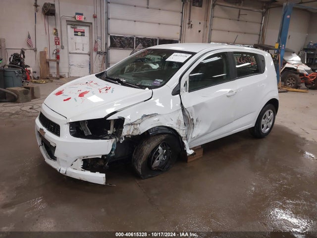 Chevrolet Sonic Ls Auto 2015 1G1JA6SH7F4193233 Image 2
