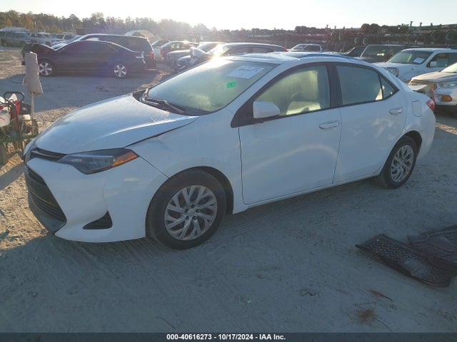 Toyota COROLLA LE 2018 5YFBURHE0JP807336 Image 2