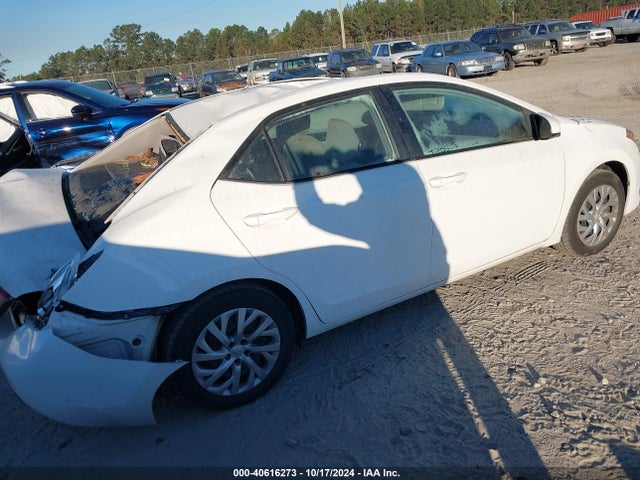 Toyota COROLLA LE 2018 5YFBURHE0JP807336 Image 4