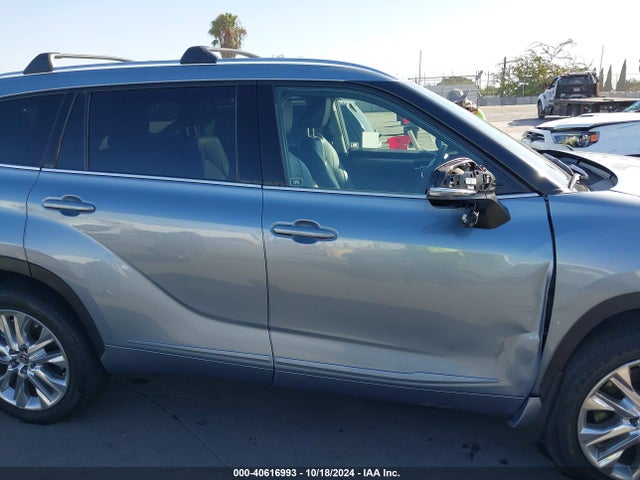 Toyota Highlander Limited 2022 5TDYZRAH0NS138630 Image 13