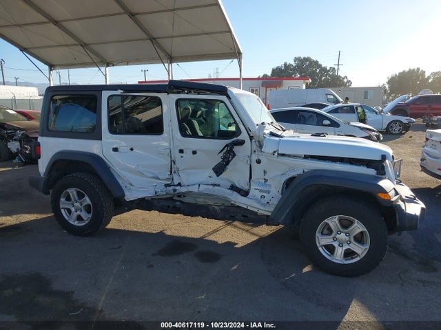 1C4HJXDG8JW134740 Jeep Wrangler Unlimited Sport S 4x4