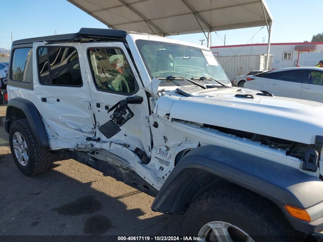 1C4HJXDG8JW134740 Jeep Wrangler Unlimited Sport S 4x4