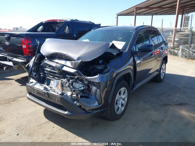 Toyota RAV4 LE 2019 2T3H1RFV1KW002815 Image 2