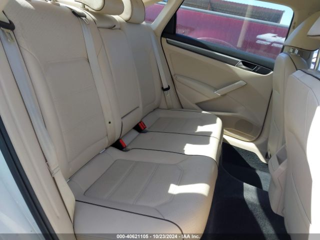 1VWDT7A30HC005488 Volkswagen Passat 1.8t R-line