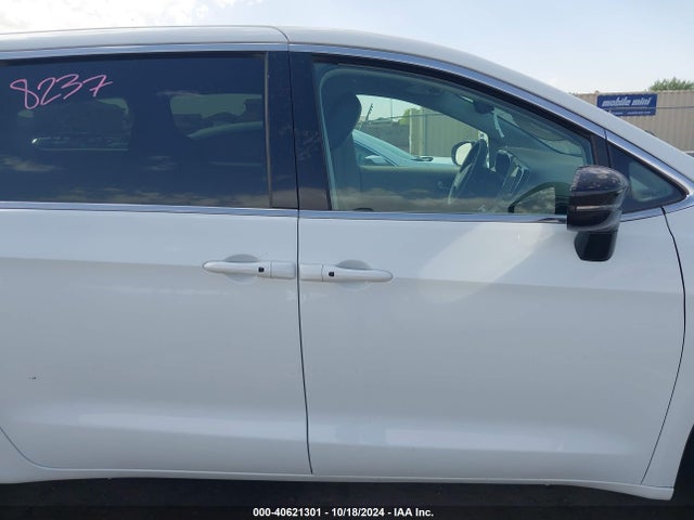 Chrysler Pacifica Hybrid Select 2024 2C4RC1S72RR156641 Image 13
