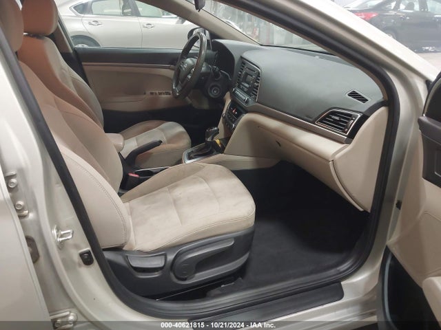 5NPD74LF1HH195755 Hyundai ELANTRA SE