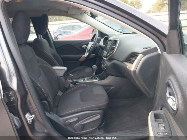 1C4PJLCB6HW668100 Jeep Cherokee Latitude Fwd