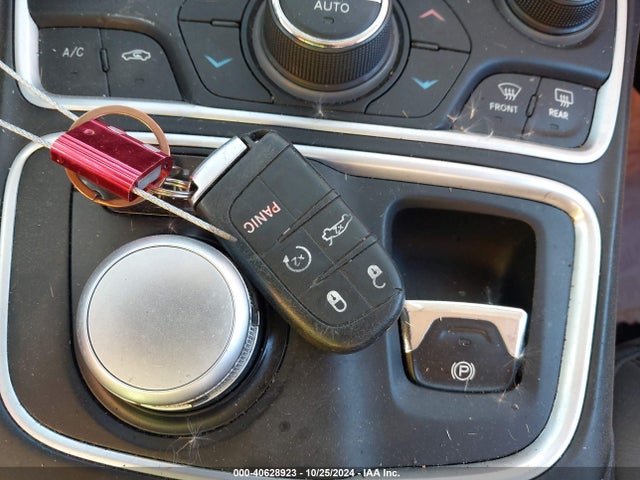 Chrysler 200 C 2015 1C3CCCCB1FN723570 Image 11
