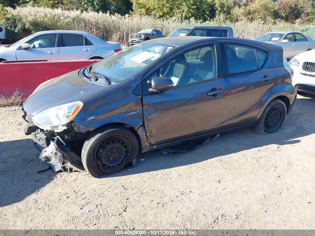 Toyota Prius C Two 2014 JTDKDTB30E1567638 Image 2