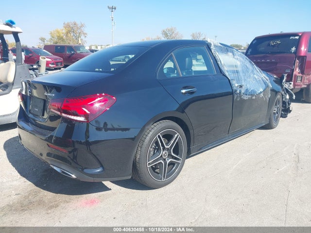 W1K3G4FB3NJ374389 Mercedes-Benz A 220 4matic