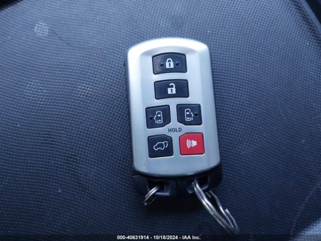 5TDYZ3DC6HS827122 Toyota Sienna Xle 8 Passenger