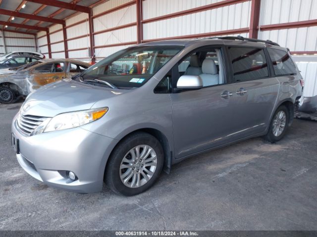 5TDYZ3DC6HS827122 Toyota Sienna Xle 8 Passenger