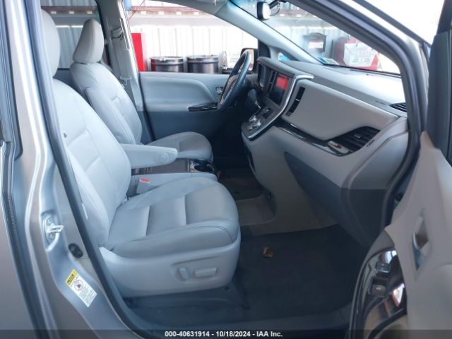 5TDYZ3DC6HS827122 Toyota Sienna Xle 8 Passenger