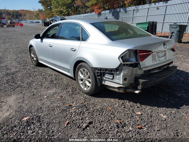 1VWAT7A32HC051598 Volkswagen Passat 1.8t S