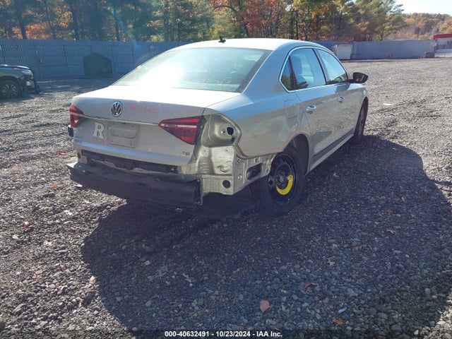 1VWAT7A32HC051598 Volkswagen Passat 1.8t S