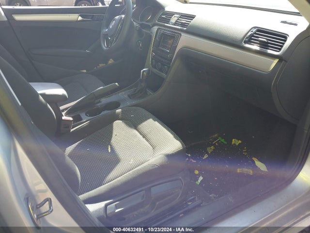 1VWAT7A32HC051598 Volkswagen Passat 1.8t S