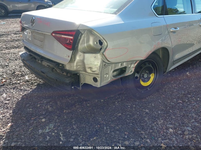 1VWAT7A32HC051598 Volkswagen Passat 1.8t S