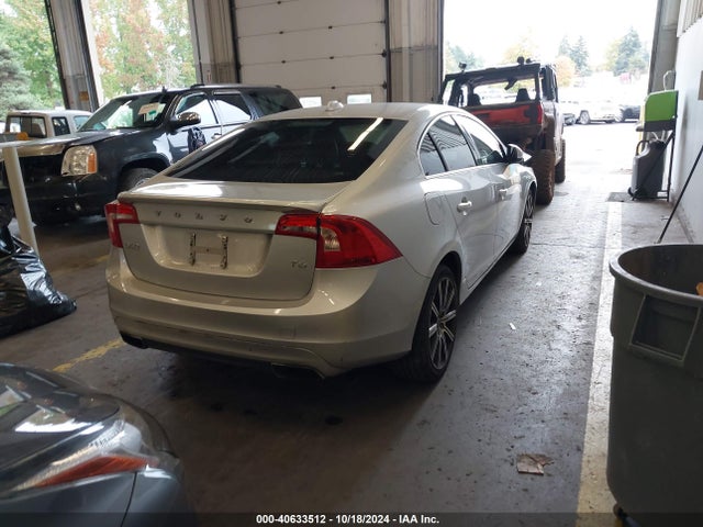 Volvo S60 T6 2015 YV149MFB0F2318330 Image 4