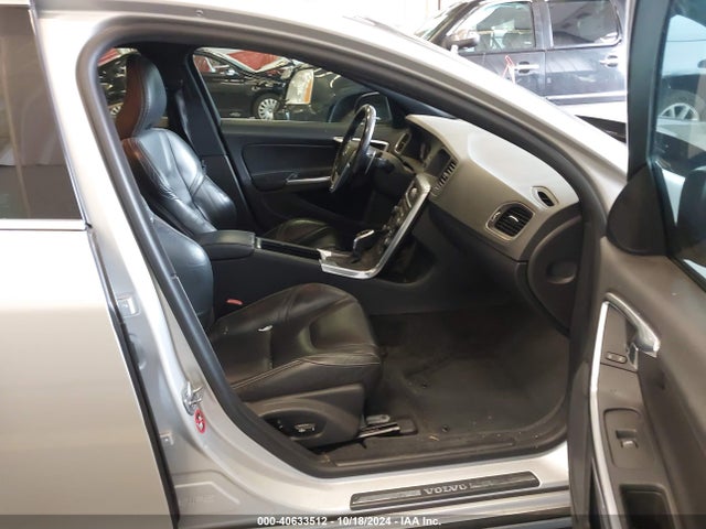 Volvo S60 T6 2015 YV149MFB0F2318330 Image 5