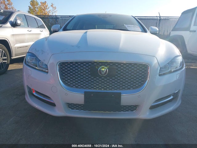 Jaguar XJ 2018 SAJXJ2GD2J8W14746 Image 13