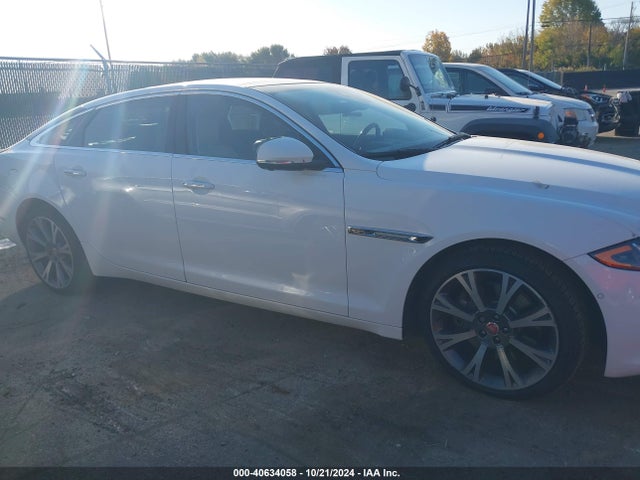 Jaguar XJ 2018 SAJXJ2GD2J8W14746 Image 14