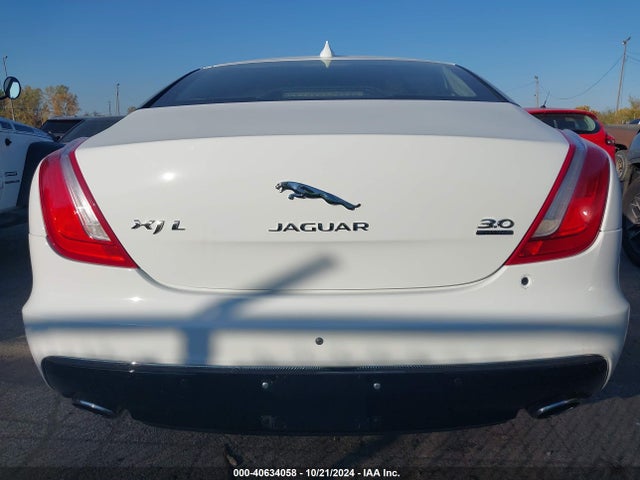 Jaguar XJ 2018 SAJXJ2GD2J8W14746 Image 17