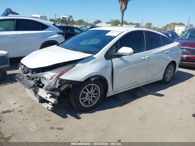 Toyota Prius Two 2017 JTDKBRFU7H3032357 Image 2