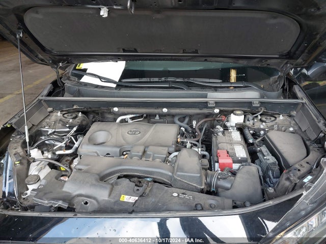 2T3G1RFV4NC283266 Toyota RAV4 LE