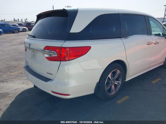Honda Odyssey Touring 2018 5FNRL6H81JB103698 Image 4